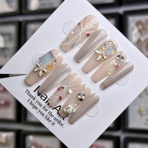 Stylish Press-on Nails in Long Oval...