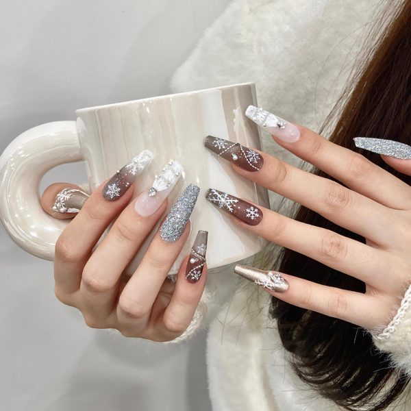 Elegant Press-on Nails: French Roma...